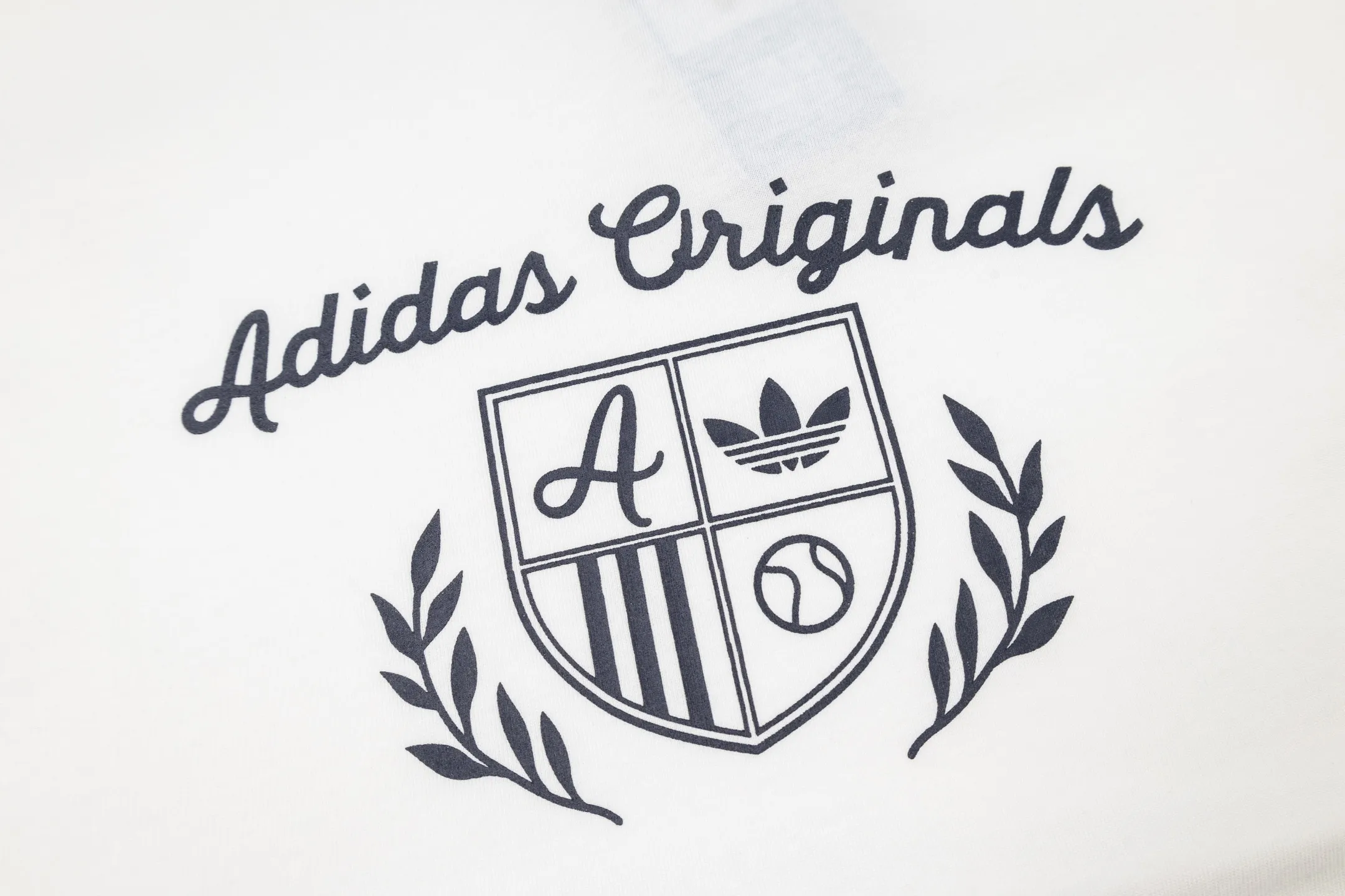 Adidas Clover Song Yuqi Same Style preppy short-sleeved pure cotton material, skin-friendly and breathable, super comfortable to wear in spring and summer! It has a loose fit on the front shoulder and Navy Blue contrasting edges, giving it a full retro college style✨. The embroidered badge on the chest is super delicate and highly recognizable. It goes well with short skirts or straight pants. It can be easily worn in daily casual or campus wear ~ Versatile also reduces age and directly adds a sense of youthful vitality! Style number: A 191# Color: Green White Size: S M L XL XXL